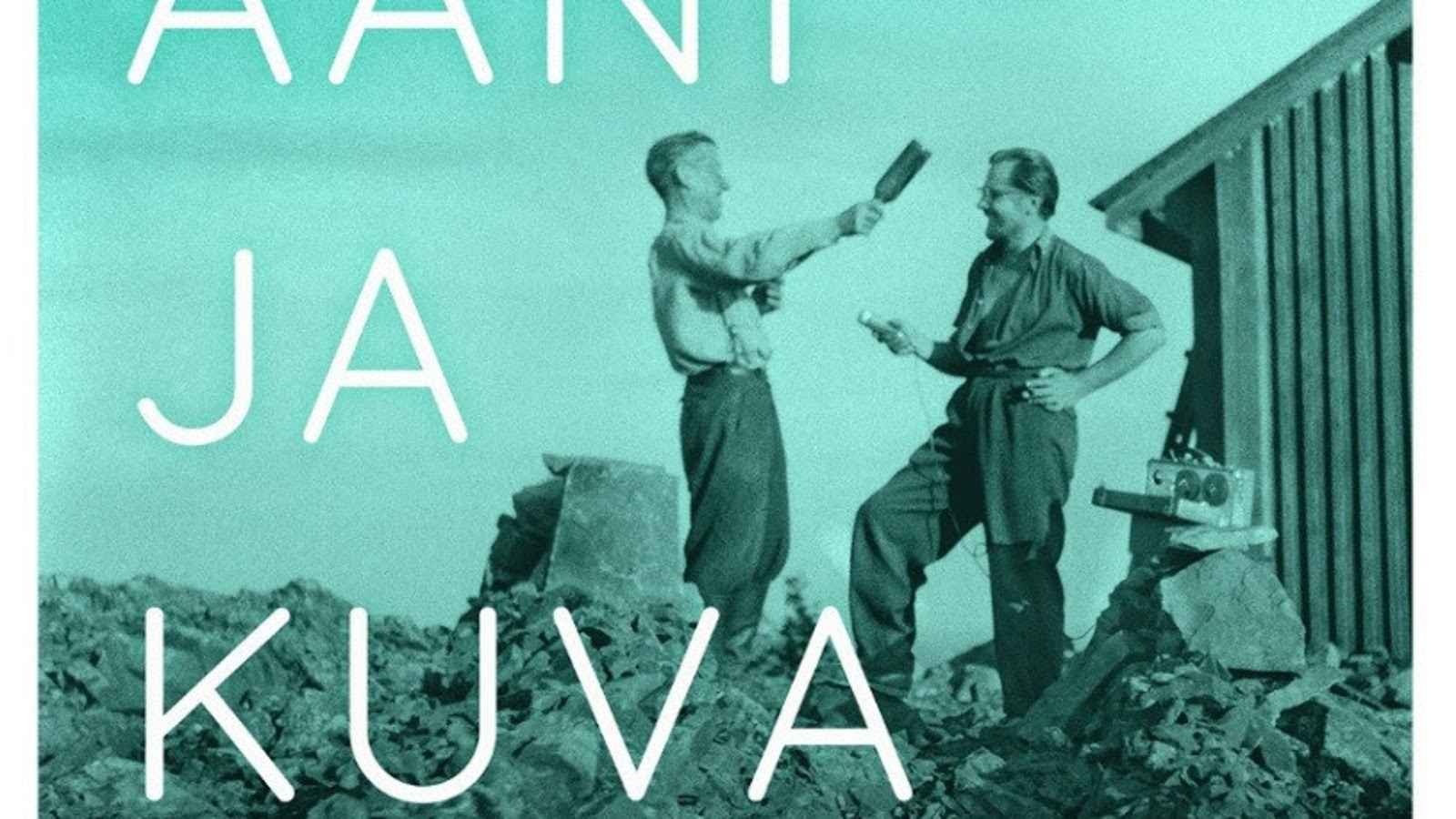 Kuvassa on vaalean vihreällä pohjalla musta-valkokuvassa kaksi miestä juttelemassa iloisesti vastakkaine ja vasemmalla ojentaa oikealla kädellään pulloa toista miestä kohti. Takana oikealla on varastorakennusta. Miehet seisovat rakennuksen raunion päällä.