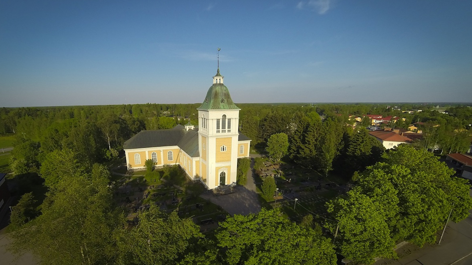 Kuvassa on Laihian kirkko kuvaattuna ilmasta.  Kirkko on keltainen.