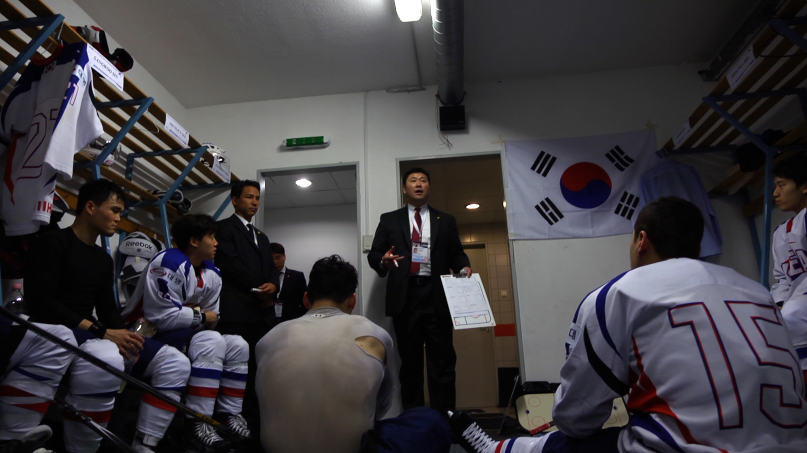 Jim Paek on Koreassa syntynyt Stanley Cup voittaja on saatu maaniteltua maajoukkueen peräsimeen elokuvassa Hockey Dreams.