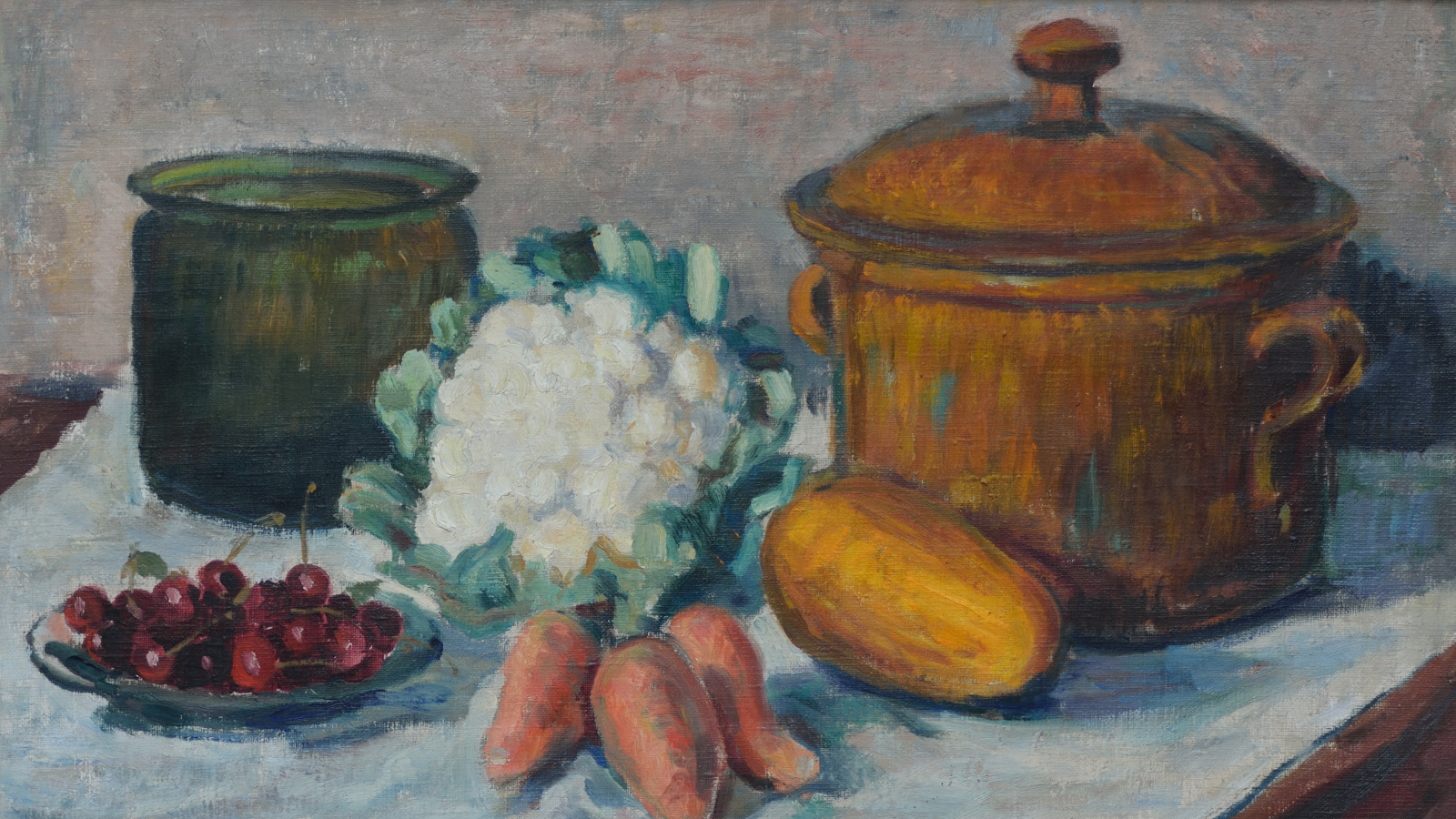 Kuvassa on pöydällä oleva asetelma, jossa on vasemmalla ruskea lasipurkki, valkoinen kukkakaali, porkkanoita ja oikealla iso ruskea pata.