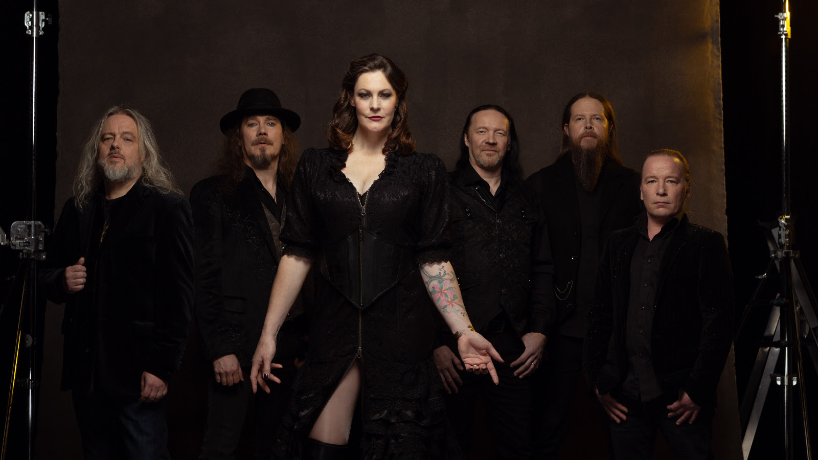 Kuvassa ovat Nightwishin jäsenet seisomassa. Kaikilla on mustat vaatteet päällään. Keskellä on Floor Jansen ja hänen vasemmalla puolellaan on kaksi miestä ja oikealla puolella on kolme.