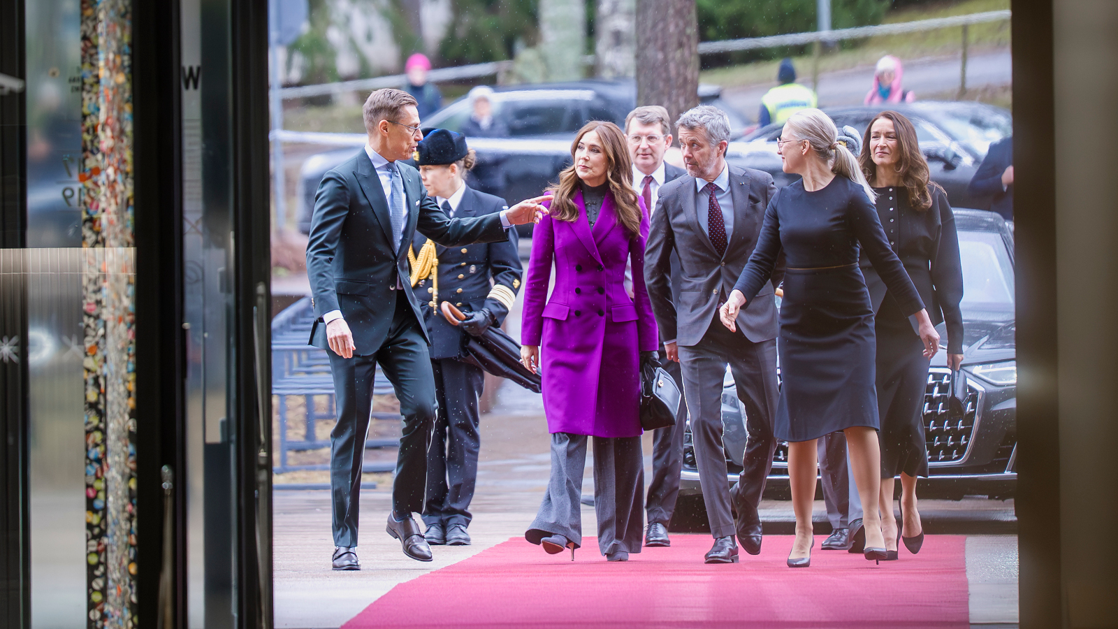 Kuvassa on seurue, jossa ovat Tanskan kuninkaalliset ja presidenttipari sekä Pilvi Kalhama sekä Tanskan puolustusministeri Troels Lund Poulsen takana. Alexander Stubb on vasemmalla ja keskustelee seurueen kanssa.