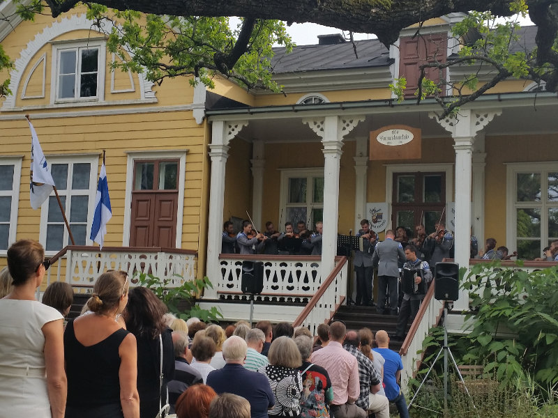 VArusmiesten jousisto pihakonsertissa